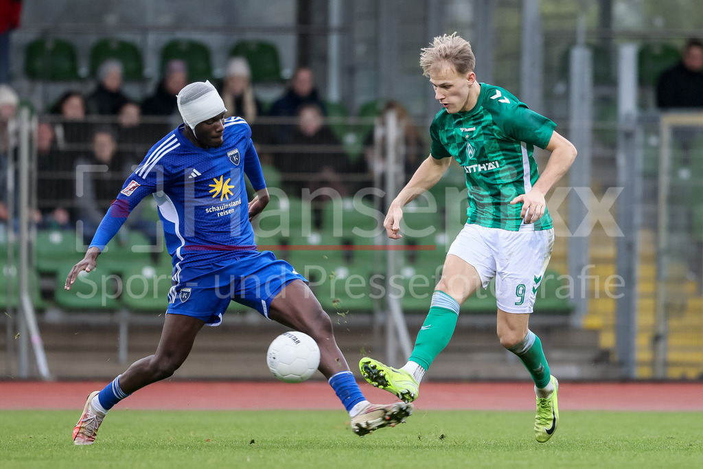 Fussball, Regionalliga Nord, SV Werder Bremen II - BSV Kickers Emden | v.li.: Andre Ndiaye (Kickers Emden, 19) und Jannic Ehlers (SV Werder Bremen II, 9) im Zweikampf, Duell, Dynamik, Aktion, Action, Spielszene