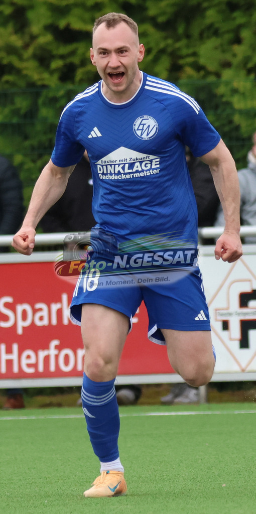 SC Enger - SV Enger-Westerenger | Auf dem Bild zu sehen: blau SV Enger-Westerenger: Marlon MeyerSC Enger, SV Enger-Westerenger, Saison 25/26, Kreisliga A, Enger, Deutschland - Realisiert mit Pictrs.com