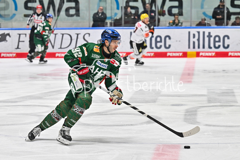Augsburger Panther - Löwen Frankfurt | AUGSBURG, GERMANY - 16. JANUARY: am Puck Joseph CRAMAROSSA (Augsburger Panther 92) / Einzelfoto / Freisteller während dem Match zwischen den Augsburger Panthern und den Löwen Frankfurt am 40. Spieltag der penny DEL im Curt Frenzel Stadion