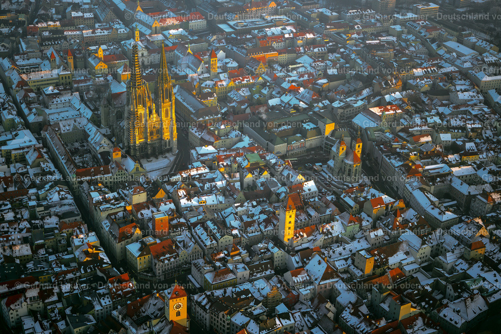 9300437 | REGENSBURG 02.09.2021 Altstadtbereich und Innenstadtzentrum " am Ufer des Flußverlaufes der Donau " in Regensburg im Bundesland Bayern, Deutschland. Weiterführende Informationen bei: Stadt Regensburg. // Old Town area and city center " on the banks of the Danube river " in Regensburg in the state Bavaria, Germany. Further information at: Stadt Regensburg. Foto: Gerhard Launer