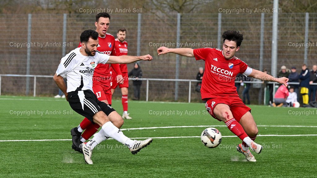 TSV Kronshagen vs. SpVg. Eidertal Molfsee | Erdogan Cumur (TSVK #10) scheitert am Torwart vs Ken-Marvin Smit (Molfsee #17) &amp; Marco Wiegand (Molfsee #26) / Fußball-Landesliga Schleswig Männer 2025/2026 / TSV Kronshagen vs. SpVg. Eidertal Molfsee / Kunstrasenplatz (Platz 5) / Kronshagen / 21.03.26 - Realisiert mit Pictrs.com