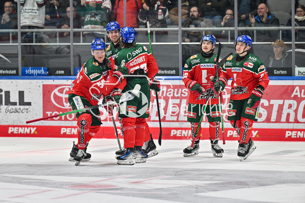 Augsburger Panther - Düsseldorfer EG | Jubel der Panther nach dem Treffer zum 4-0 durch Alexander OBLINGER (Augsburger Panther #50)  / Freude / Happy / Tor / Torschuetze / DEL: Augsburger Panther - Düsseldorfer EG, Curt Frenzel Stadion am 13.12.2024 / Thomas SCHEMITCH (Augsburger Panther #62)