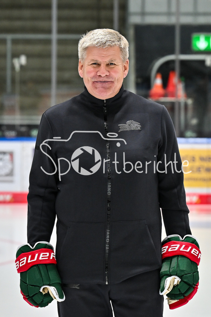 Augsburger Panther 2025/26 | im Bild Bill PETERS Trainer Augsburger Panther / Einzelfoto / Freisteller / Media Day Augsburger Panther: Curt-Frenzel Stadion am 06.08.2025