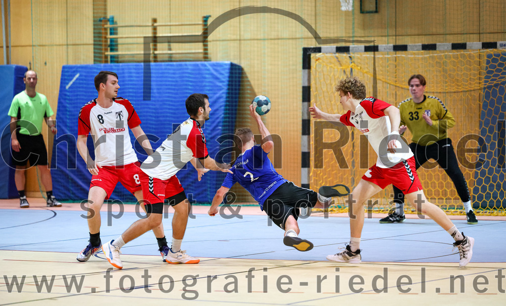 2022-10-08_097_SpVgg_Altenerding_gegen_ASV_Dachau | Erding, Deutschland, 08.10.2022:
Handball, Bezirksoberliga Männer 2022 / 2023, 4. Spieltag, SpVgg Altenerding gegen ASV Dachau, Endergebnis: 23:23

Quirin Huber (SpVgg Altenerding, #8), Simon Dybilasz (SpVgg Altenerding, #7), Maximilian Hauß (ASV Dachau, #2), Jannik Fleps (SpVgg Altenerding, #33)

Foto: Christian Riedel / fotografie-riedel.net