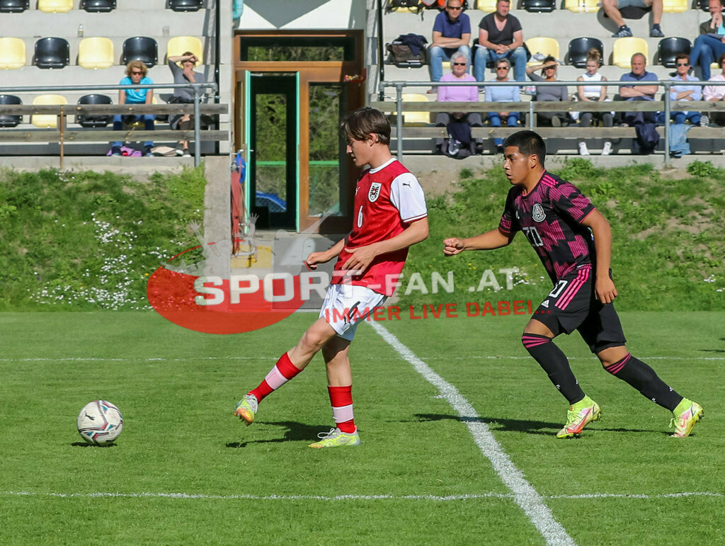 AUSTRIA U15 - MEXICO U15 | THOMAS SCHANDL (Austria #6) Austin Anguiano (Mexico #20) ; AUSTRIA U15 - MEXICO U15 am 29.04.2022 in Arnoldstein
(Sportplatz), AUSTRIA, (Photo by Ernst Krawagner sport-fan.at) - Realisiert mit Pictrs.com