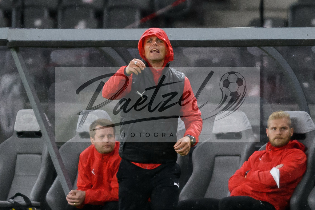 FCUKUO20210826_109 | Fussball, Herren: Trainer Simo Valakari (Kuopion PS) gestikuliert beim Spiel der UEFA Conference League zwischen 1. FC Union Berlin und Kuopion PS im Olympiastadion am 26.08.2021 in Berlin, Deutschland. - Realisiert mit Pictrs.com