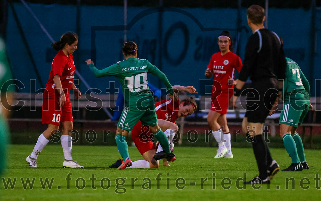 2023-10-21_073_FC_Forstern_gegen_FC_Ezelsdorf | Forstern, Deutschland, 21.10.2023:
Fußball, Frauen Bayernliga 2023 / 2024, 8. Spieltag, FC Forstern gegen FC Ezelsdorf, Endergebnis: 2:1

Julia Engstler (FC Forstern, #10), Senay Alibek (FC Ezelsdorf, #19), Helena Altenweger (FC Forstern, #5)

Foto: Christian Riedel / fotografie-riedel.net