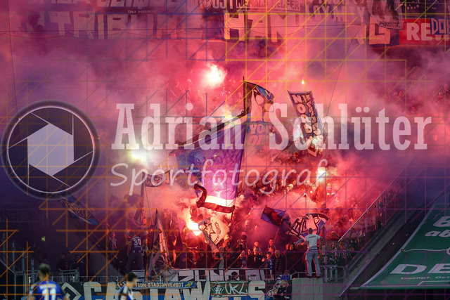 1. FC Köln vs Hamburger SV - 1. Bundesliga  | Köln, Deutschland, 02.11.25:   die Fans des Hamburger SV zünden Pyrotechnik waehrend des Spiels der Bundesliga zwischen  1. FC Köln vs Hamburger SV in der RheinEnergieStadion(Foto von Brauer-Fotoagentur / Adrian Schlueter)