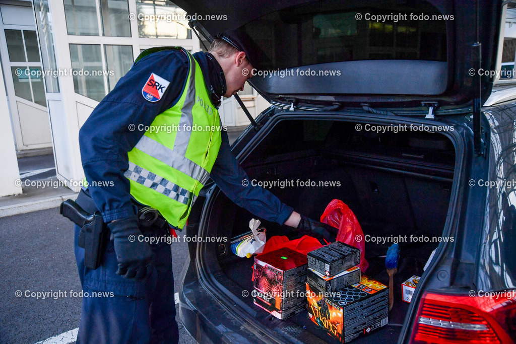 Polizei_ Kontrolle_ Feuerwerk_ 28.12.2022-25 | 28.12.2022, Weigetschlag Grenzuebergang, AUT, Polizei, Grenzkontrolle illegale Feuerwerkskoerper, im Bild Polizei, Kontrolle, Feuerwerk, Knallkoerper, Boeller