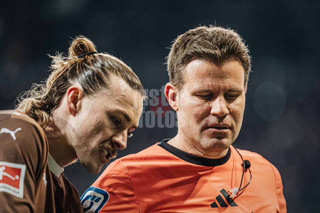 Fußball | Männer | Saison 2024/2025  | Fußball-Bundesliga | 26. Spieltag | FC St. Pauli vs. TSG Hoffenheim | 14.03.2025 | v.l. Jackson Irvine (#7, FC St. Pauli) beschwert sich bei Schiedsrichter Dr. Felix Brych