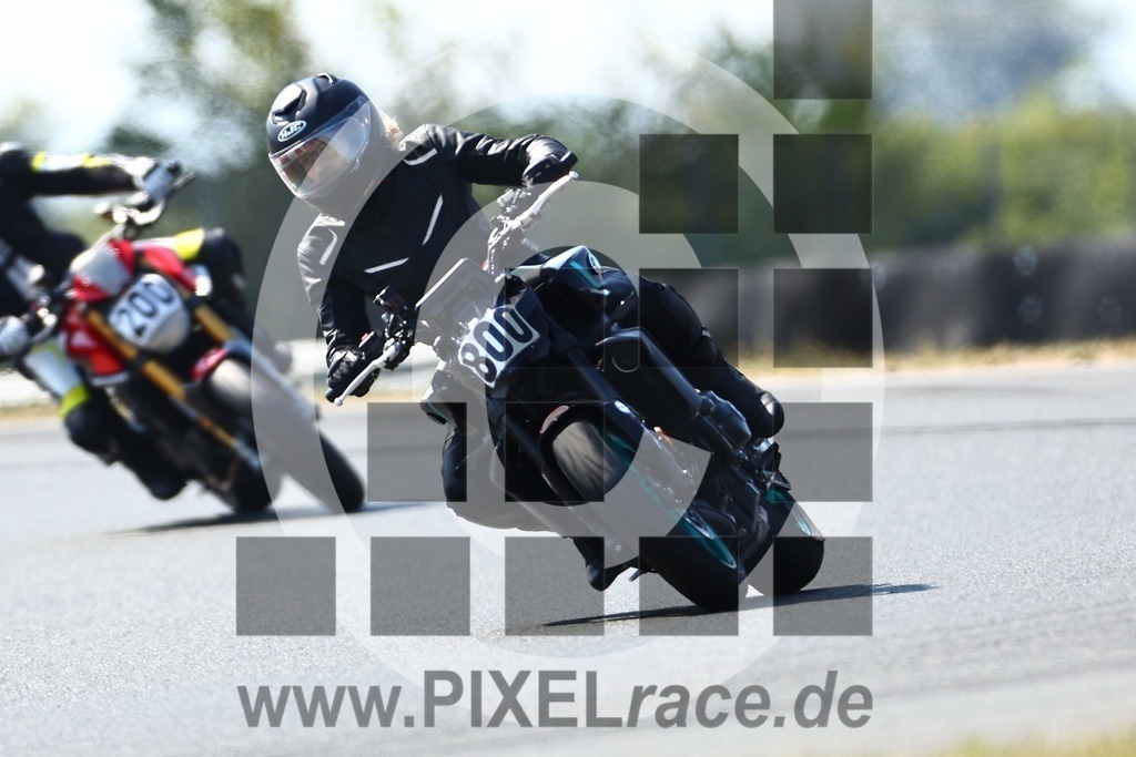 0800-20240813_06459 | Schöne Erinnerungen an spannende Momente - das festzuhalten ist unser Job. PIXELrace.de ist seit 2003 auf den Rennstrecken Europas unterwegs um die Action draußen beim Fahren und die wunderbare Stimmung imm Fahrerlager für euch einzufangen.