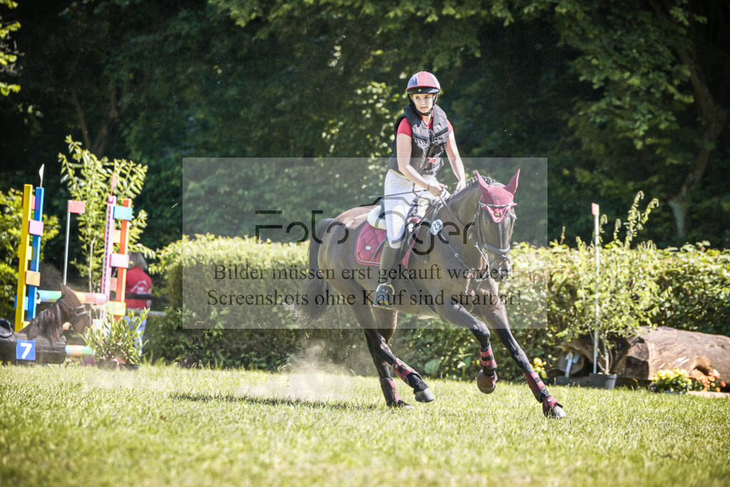 DOS_8956 | Entdecke hochwertige Reitturnierfotos von Foto Oger. Professionell, emotional und authentisch – jetzt Lieblingsmomente im Shop bestellen.Deutschlandweite Turnierfotografie. - Realisiert mit Pictrs.com