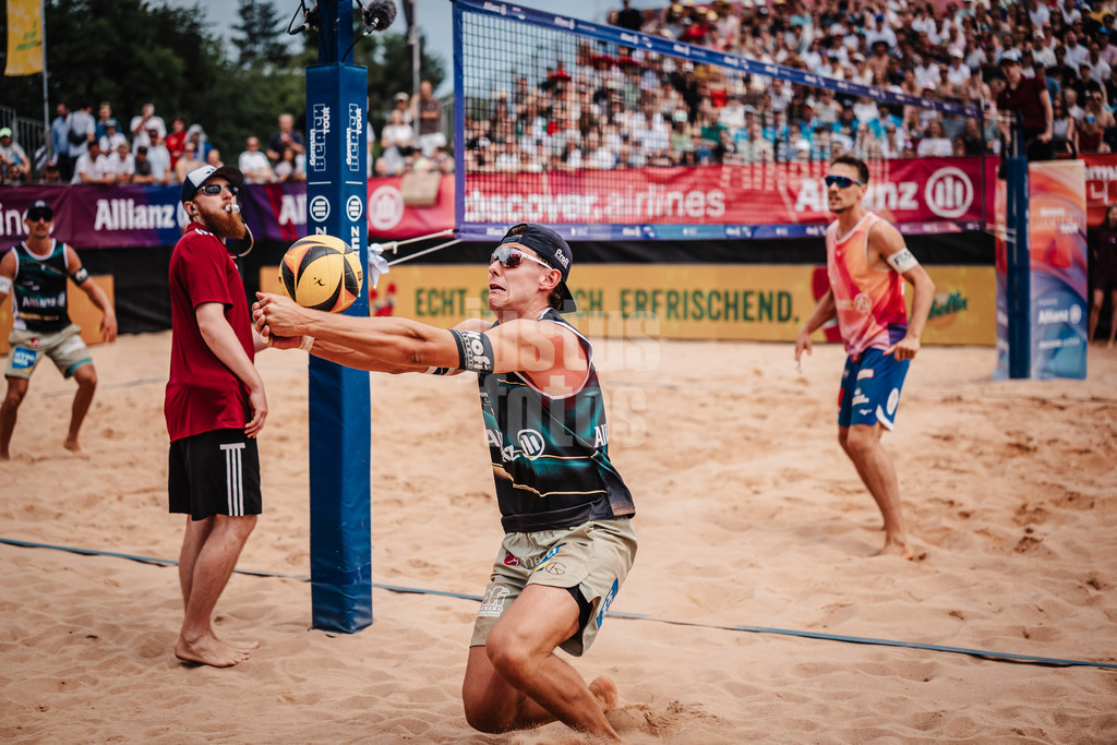 Beachvolleyball | Männer | Allianz German Beach Tour 2025 | Tourstop München | 06.07.2025 | Laurenc Grössig rettet den Ball