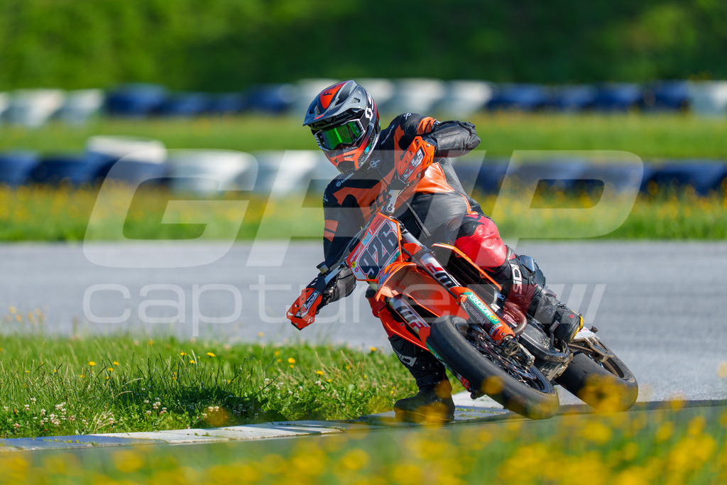 SuperMoto_Staatsmeisterschaft_Greinbach_124 | GRIPcapture steht für authentische Sportfotografie in Österreich – für Momente, die mehr sind als Geschwindigkeit oder Ergebnis. Es geht um Emotion, Spannung, Fokus und den Augenblick, der oft nur einen Wimpernschlag dauert.Ob Motorsport, Teamsport oder 
