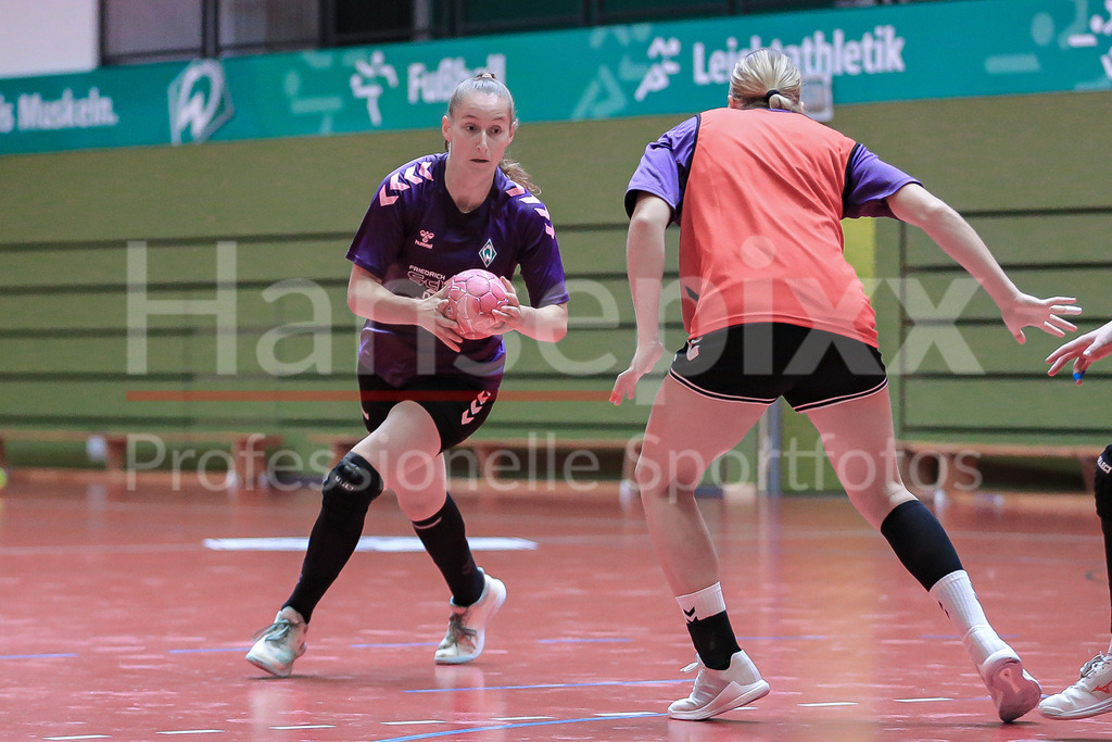 Handball, 2. Bundesliga Frauen, Training SV Werder Bremen | v.li.: Lara Niemann (SV Werder Bremen, 35) am Ball, Spielszene, Aktion, Action