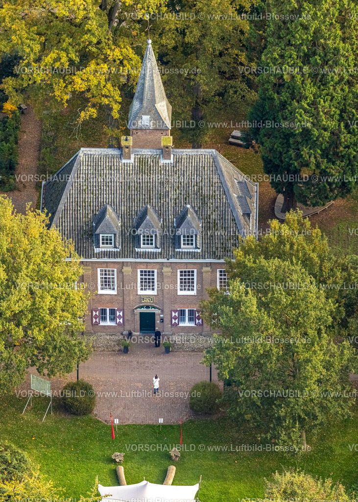 Emmerich251005593 | Luftbild, Schlösschen Borghees umgeben von herbstlichen Bäumen, Borghees, Emmerich am Rhein, Niederrhein, Nordrhein-Westfalen, Deutschland