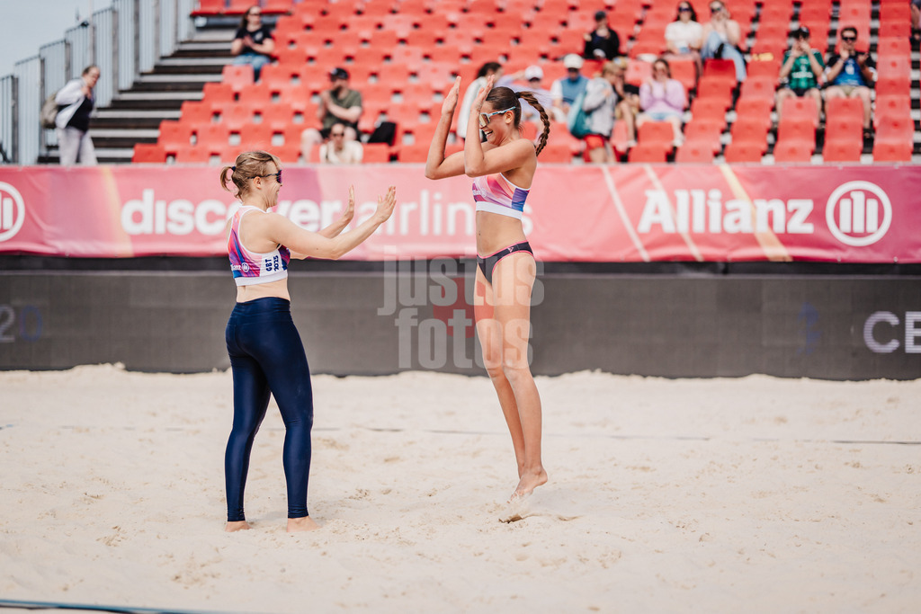 Beachvolleyball | Frauen | Allianz German Beach Tour 2025 | Tourstop Bremen | 13.06.2025 | v.l. Nina Interwies und Rika Dieckmann freuen sich jubeln nach dem Sieg