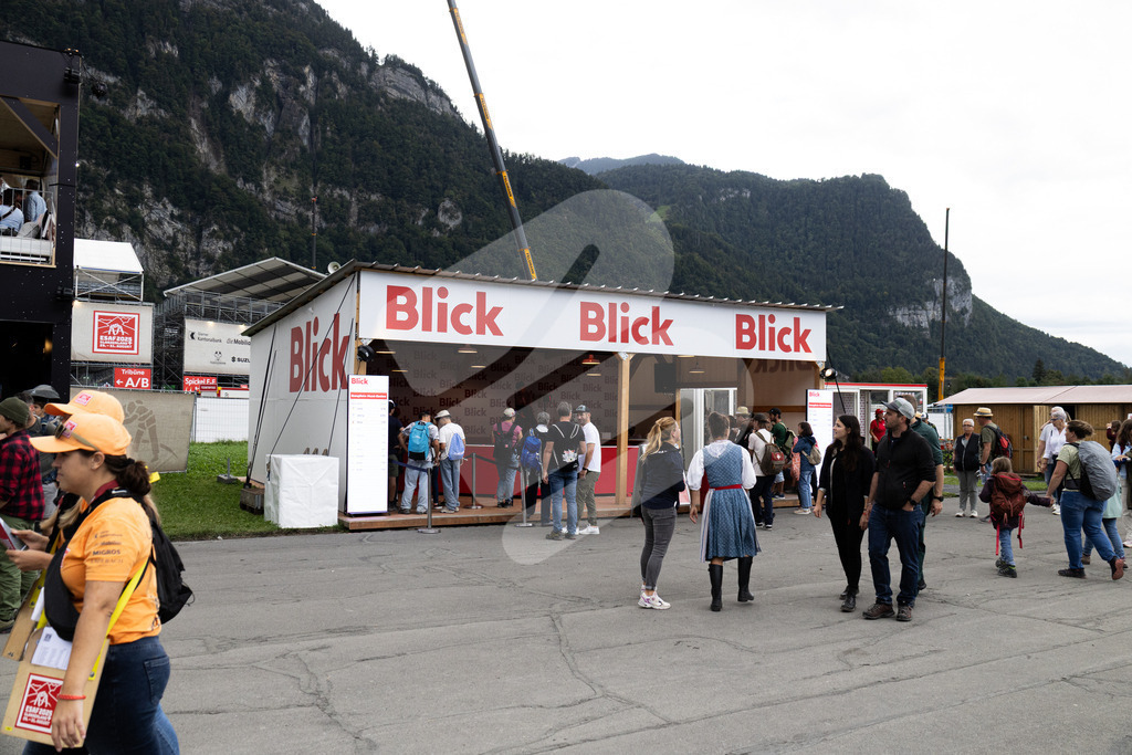 ESAF2025_Freitag_4162 | Die Schwinger des Schwyzer Kantonalen Schwingerverbandes: Fotos, die Dynamik und Leidenschaft festhalten, sowie emotionale Momente aus dem traditionellen Schwingsport zeigen. - Realisiert mit Pictrs.com