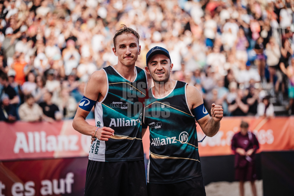 Beachvolleyball | Männer | Deutsche Meisterschaften 2025 Timmendorfer Strand | 05.09.2025 | v.l. Momme Lorenz und Tilo Rietschel nach dem Spiel und dem Ausschied aus dem Turnier