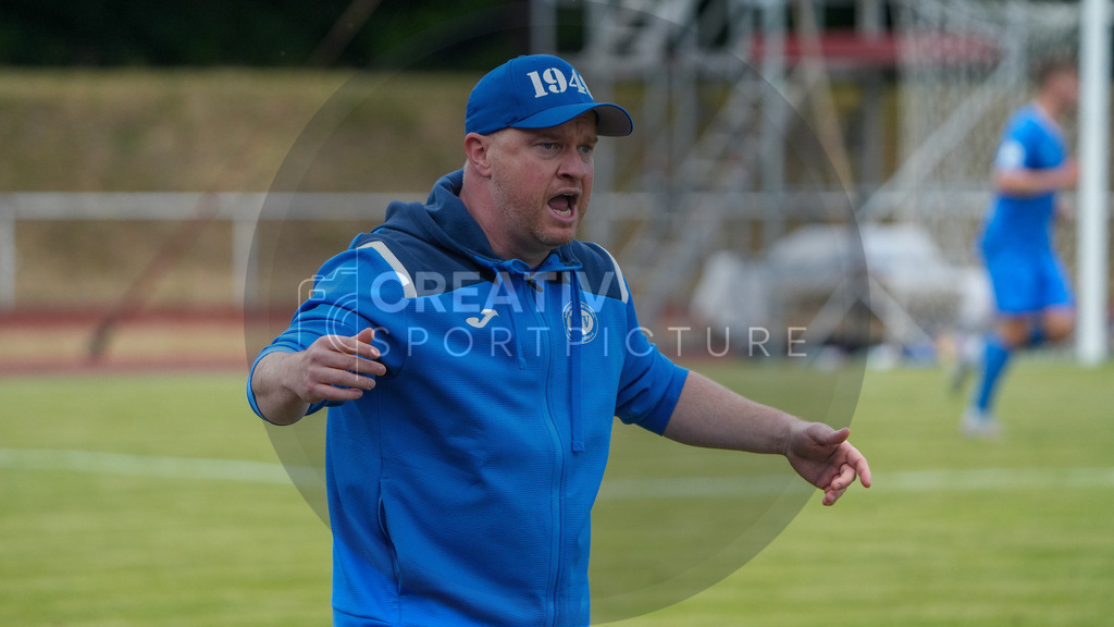 Fußball, Herren, Saison 2024/2025, Finaltag der Amateure 2025, Landespokal Brandenburg, Finale, VfB 1921 Krieschow vs. RSV Eintracht 1949, Samstag 24.05.2025, Volksparkstadion Neuruppin, | Fußball, Herren, Saison 2024/2025, Finaltag der Amateure 2025, Landespokal Brandenburg, Finale, VfB 1921 Krieschow vs. RSV Eintracht 1949, Samstag 24.05.2025, Volksparkstadion Neuruppin, Im Bild: Patrick Hinze (Trainer RSV) - Realisiert mit Pictrs.com