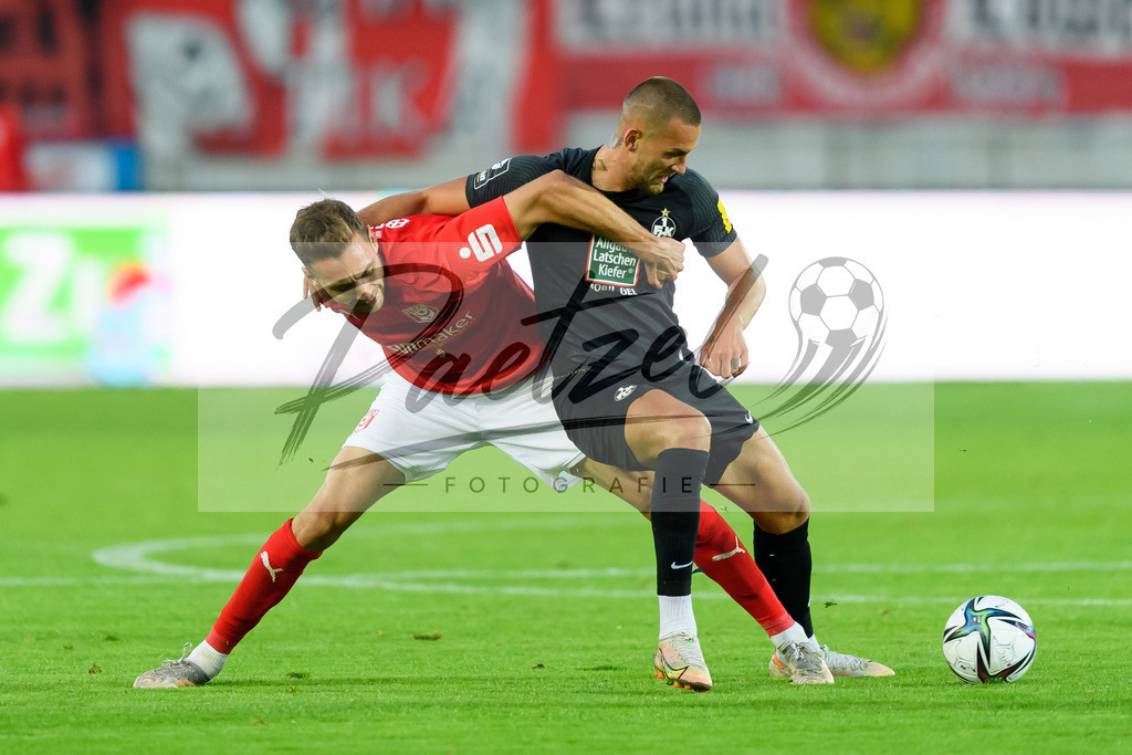 HFCFCK20210824_058 | Fussball, Herren: Michael Eberwein (Hallescher FC) und Rene Klingenburg (1. FC Kaiserslautern) im Zweikampf beim Spiel der 3. Liga zwischen Hallescher FC und 1. FC Kaiserslautern im Leuna-Chemie-Stadion am 24.08.2021 in Halle (Saale), Deutschland. - Realisiert mit Pictrs.com