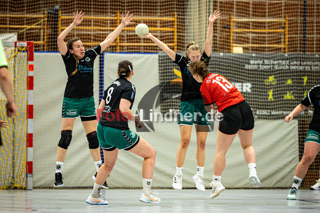 TSV Weilheim gegen TSV Murnau | Handball Bezirksoberliga Frauen Alpenvorland 2024/25, TSV Weilheim gegen TSV Murnau, 20250330,Torwurf Sarah SCHWENDELE (TSV Weilheim 13),2025-03-30 in Weilheim (Weilheim, Am Hardt), Sarah SCHWENDELE (TSV Weilheim 13), Barbara SCHLÖGEL (TSV Murnau 3), Selina MIKULLA (TSV Murnau 8)Copyright: WolfgangxLindner www.foto-lindner.de