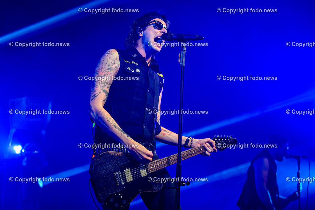 Posthof_ Turbobier_ Konzert_ 15.03.2024-44 | 15.03.2024, Linz, AUT, Posthof, Konzert Turbobier, im Bild Marco Pogo alias Dominik Wlazny (Saenger, Konzepter und Songwriter,  Gitarrist der oesterreichischen Punk-Rock-Band Turbobier, weiters Politiker der Bierpartei, Bezirksrat in Wien Simmering, Praesidentschaftskandidat, Arzt, Mediziner)