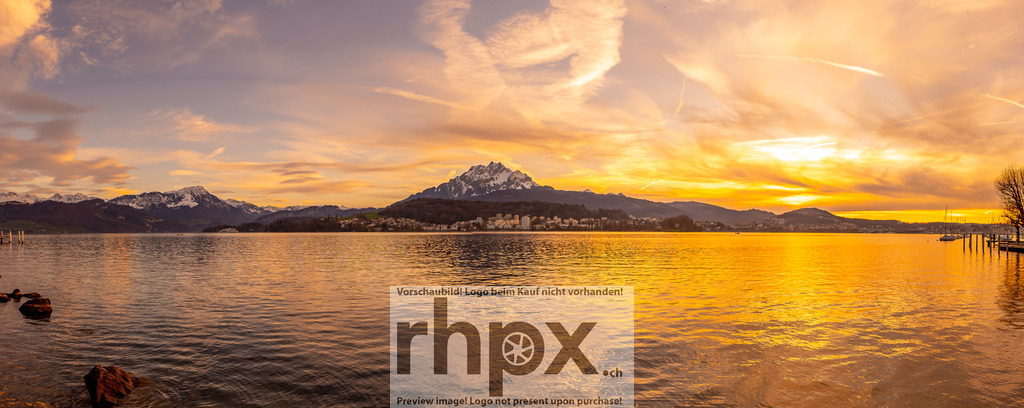 Abendgold am Vierwaldstättersee | Horizont. Gold. Stille.Ein weiter Panoramablick über den Vierwaldstättersee, bei dem Himmel und Wasser in warmen Goldtönen miteinander verschmelzen. Der majestätische Pilatus bildet den ruhenden Pol in dieser friedlichen Abendstimmung, während sanfte Wolken das letzte Sonnenlicht einfangen.Wähle unter "Produktauswahl" dein Wunschformat: Vom klassischen Wandbild über Puzzle &amp; Tassen bis zum digitalen Download (z.B. als Handy-Hintergrund). - Realisiert mit Pictrs.com