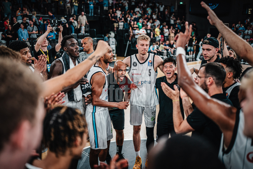 Basketball | Männer | Saison 2024/2025  | easyCredit Basketball Bundesliga | Testspiel | Veolia Towers Hamburg vs. EWE Baskets Oldenburg | 25.08.2024 | Towers jubeln nach dem Spiel