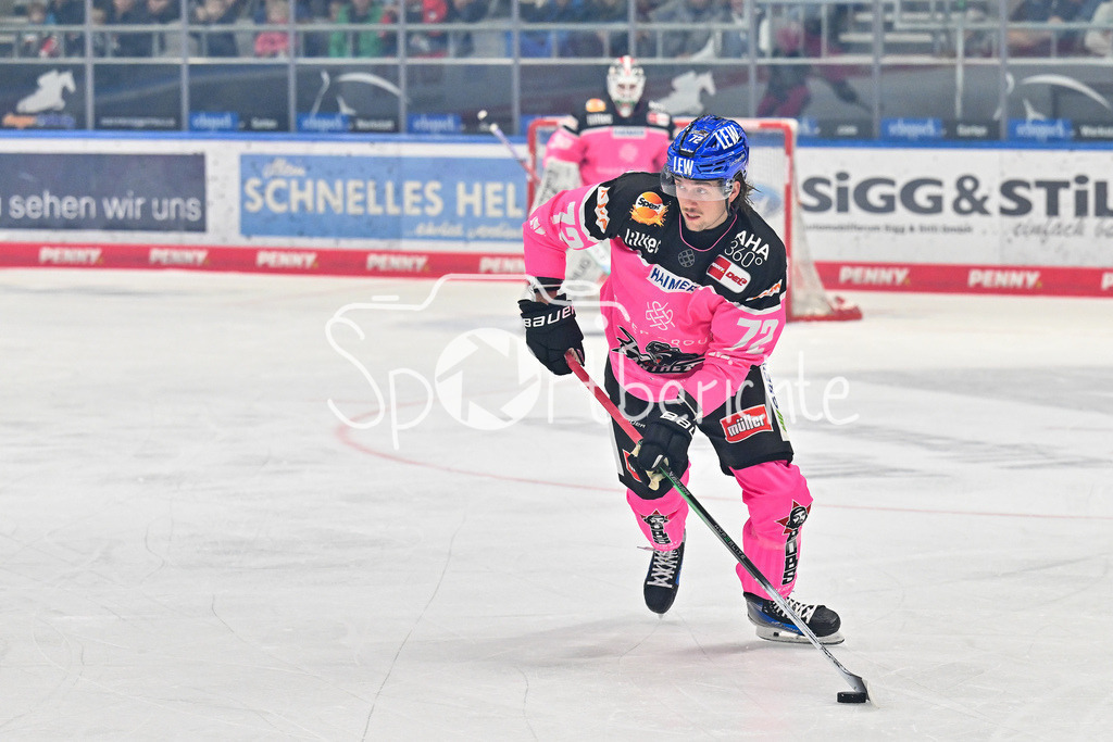 Augsburger Panther - Straubing Tigers | am PUck Riley McCOURT (Augsburger Panther #72) / Freisteller / Einzelfoto / DEL: Augsburger Panther - Straubing Tigers, Curt Frenzel Stadiom am 20.10.2024