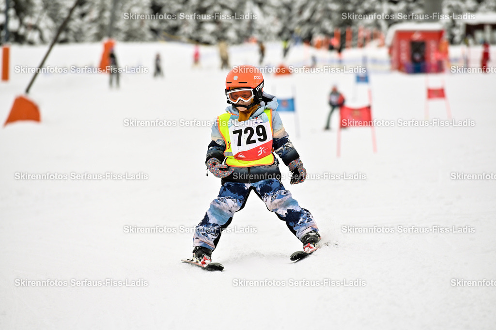SRF_20.02.2026_0582 | Skirennfotos,Serfaus,Fiss,Ladis,Kinderskirennen,Winter,Tirol,Oberland,skirace,SFL,feelfree,weil wir's genießen,ski,Ski,skifahren,Sonnenplateau, - Realisiert mit Pictrs.com