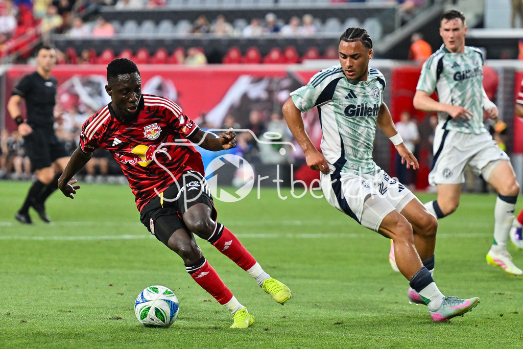 New York Red Bulls - New England Revolution | im Duell Ronald DONKOR (New York 48) und Peyton MILLER (New England 25) / Zweikampf / Major League Soccer: New York Red Bulls - New England Revolution, Red Bull Arena am 16.07.2025