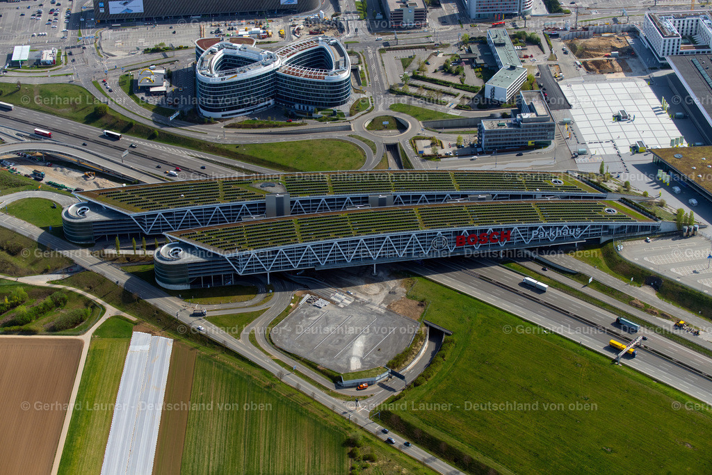 4023624 | STUTTGART 15.04.2020 Parkdeck auf dem Gebäude des Bosch Parkhauses der Messe Stuttgart über der Bundesautobahn A 8 in Stuttgart im Bundesland Baden-Württemberg. Weiterführende Informationen bei: Flughafen Stuttgart GmbH. // parking deck on the building of the Bosch car park in Stuttgart in the state Baden-Wuerttemberg. Further information at: Flughafen Stuttgart GmbH. Foto: Gerhard Launer