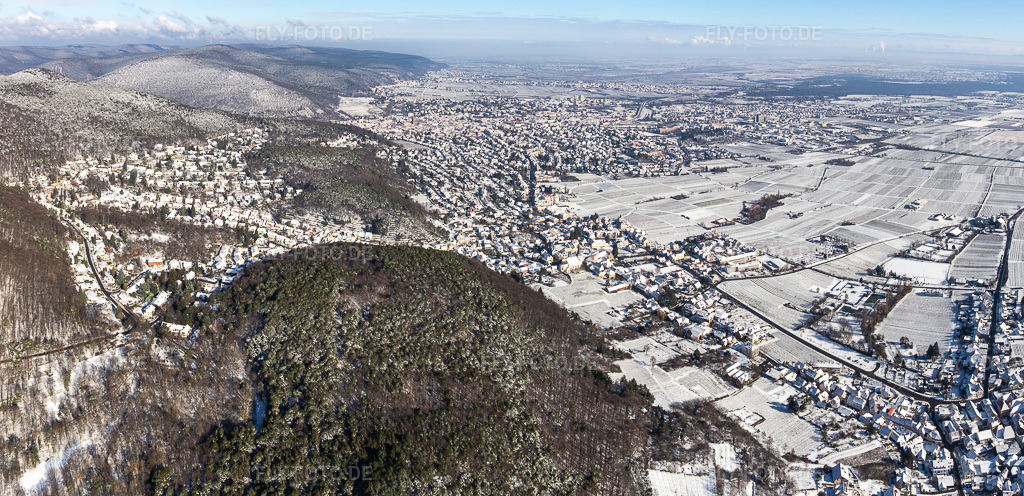Luftbild: Winterluftbild im Schnee in Neustadt an der Weinstraße im Bundesland Rheinland-Pfalz in Deutschland. Foto: IMG_124600-Pano.jpg vom 11.02.2021 durch Werner Riehm/FLY-FOTO.deAuflösung des Originals: 7207 x 3490 px