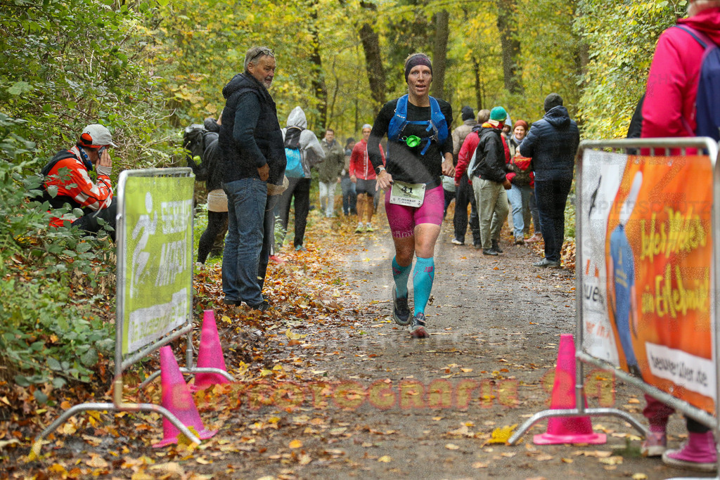 251026_1316_EX1_3030 | Sportfotografie im Rhein-Sieg Kreis, Köln, Bonn, NRW, Rheinland Pfalz, Hessen, etc. Unser Tätigkeitsfeld umfasst den Laufsport vom Volkslauf über den Marathon, Duathlon, Triathon bis zum Ultralauf wie Kölnpfad Ultra oder Schindertrail.