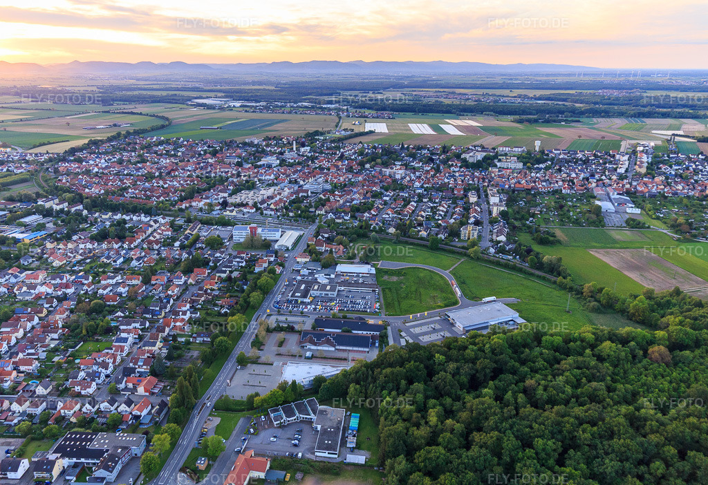 Luftbild: Stadtübersicht aus Süden am Abend in Kandel im Bundesland Rheinland-Pfalz in Deutschland. Foto: IMG_099664.jpg vom 21.05.2017 durch Werner Riehm/FLY-FOTO.de