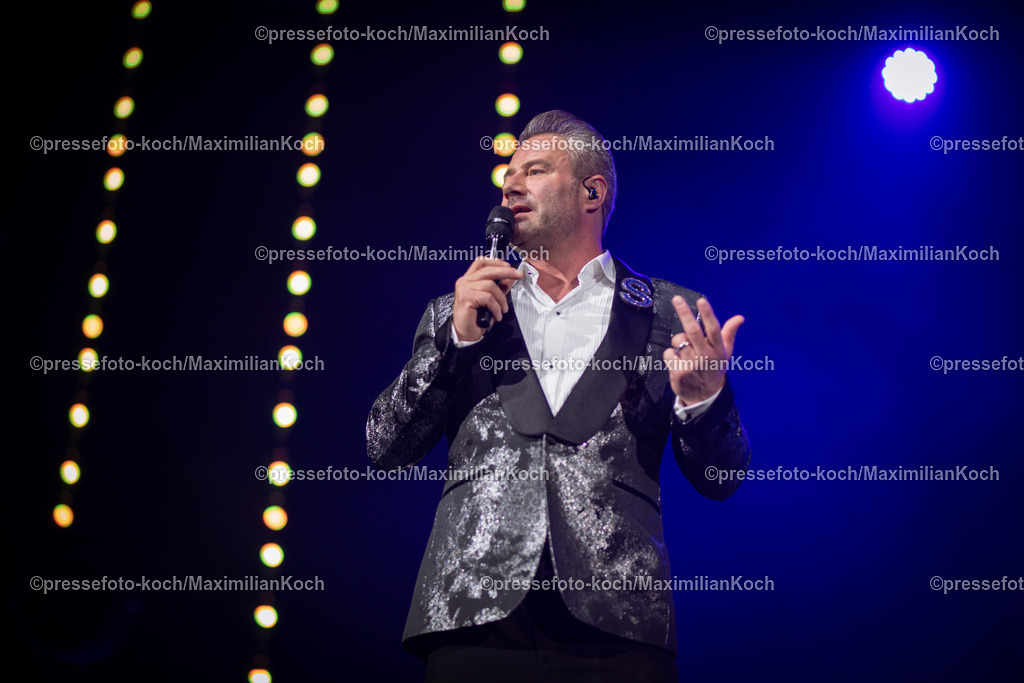 Due24052401051 | 24.05.2024, Düsseldorf, Mitsubishi Electric HALLE, Sänger Sasha (Sascha Röntgen-Schmitz) performt bei seinem Konzert - This Is My Time, Die Show - 