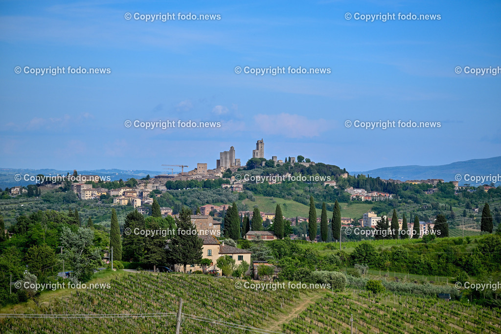 Italien_ Toskana_ San Gimignanao_ 26.05.2024-1 | 26.05.2024, Italien, ITA, Toskana, San Gimignano im Bild Stadtansichten Gebäude, Architektur, Touristen, Historisch, Ansichten der berühmten Stadt San Gimignano in der Toskana-Italien - View of the famous town San Gimignano in Tuscany-Italy


San Gimignano ist eine italienische Kleinstadt in der Toskana mit einem mittelalterlichen Stadtkern. San Gimignano wird auch die Stadt der Türme genannt. Die Stadt liegt in der Provinz Siena. Sie gehört neben Florenz, Siena und Pisa zu den von Touristen meist besuchten Zielen in der Toskana.