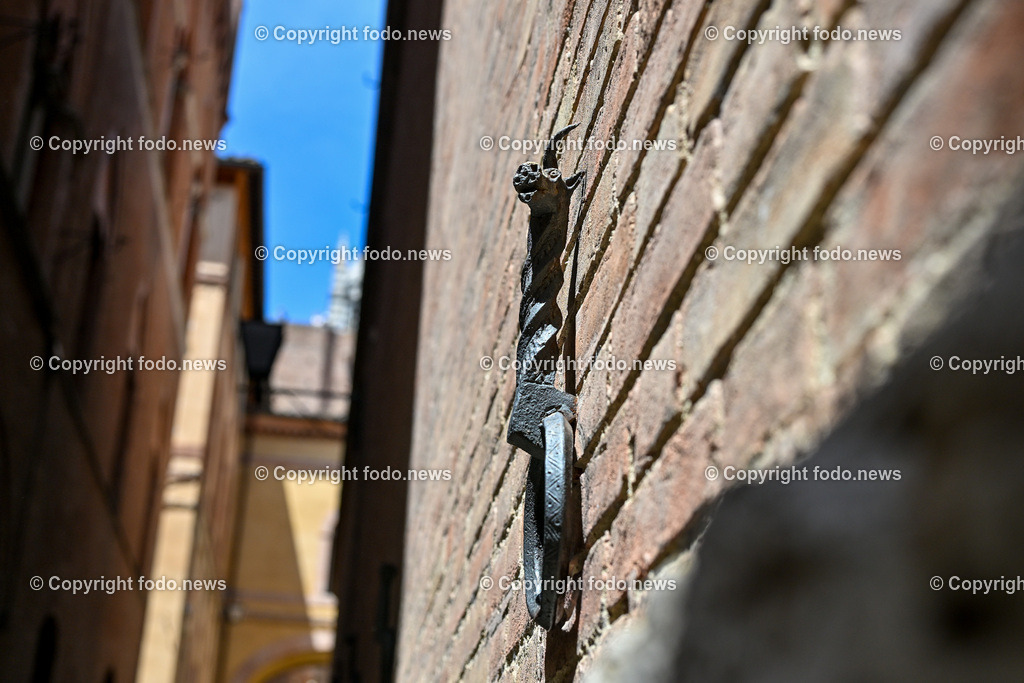 Italien_ Toscana_ Siena_ 27.05.2024-59 | 27.05.2024, Italien, ITA, Toskana, Siena im Bild Stadtansichten, Gebäude, Architektur, Touristen, Historisch, Souvenier, Piazza Del Campo, Dom von Siena


Siena ist Hauptstadt der Provinz Siena und gilt als eine der schönsten Städte der Toskana und Italiens. Die historische Altstadt gehört seit 1995 zum UNESCO-Welterbe. 

