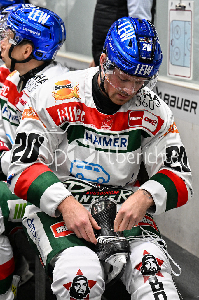 Augsburger Panther - EC VSV | Cody KUNYK (Augsburger Panther #20) bindet seine Schlittschuhe neu / Schlittschuh / Binden / Schnuersenkel / Symbolbild