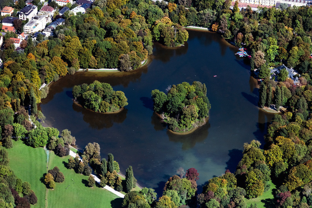 dr__0092973.jpg | MüNCHEN 01.10.2021 Kleinhesseloher See mit Inseln im mittleren Englischen Garten in München im Bundesland Bayern. // Lake Kleinhesseloher See and islands in the middle part of the English Garden in Munich in the state of Bavaria. Foto: Daniel Reiter