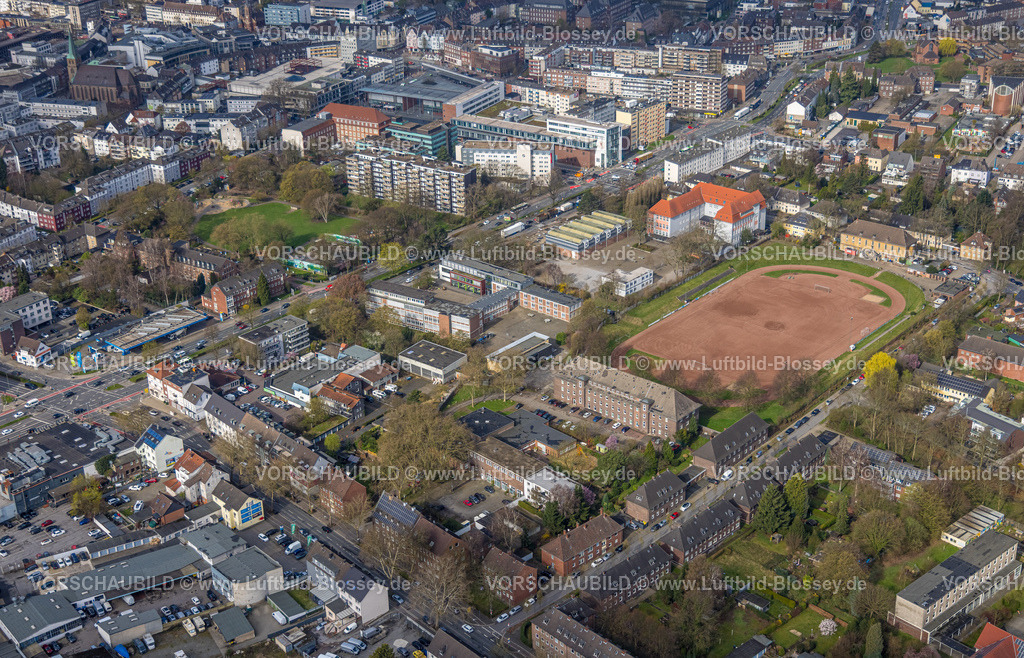 Bottrop260306269 | Luftbild, Schulzentrum mit Marie-Curie-Realschule und Gustav-Heinemann-Realschule, Sportplatz Ascheplatz Auf der Bette, Jugendamt Gebäude Prosperstraße am Sportplatz, Spielraum Gebäude, Ehrenpark Grünanlage, Wohnhäuser und Geschäftshäuser mit Ramada by Wyndham Bottrop und Jobcenter an der Friedrich-Ebert-Straße Ecke Horster Straße, Stadtteil Fuhlenbrock, Nord-Ost, Bottrop, Ruhrgebiet, Nordrhein-Westfalen, Deutschland