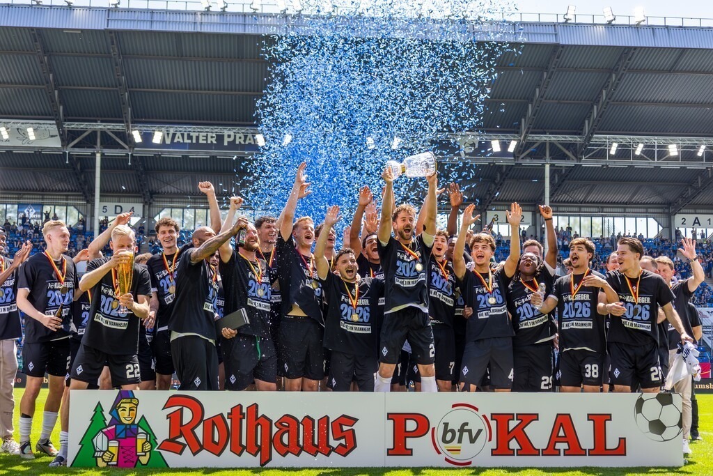 Fußball, Badischer Pokal 2025/26, Finale: VfR Mannheim gegen Waldhof Mannheim | Fußball, Badischer Pokal 2025/26, Finale: VfR Mannheim gegen Waldhof Mannheim***Jubel bei den Spielern vom SV Waldhof nach der Pokalübergabe. Waldhof ist nach dem 3:0-Sieg Pokalsieger - Realisiert mit Pictrs.com
