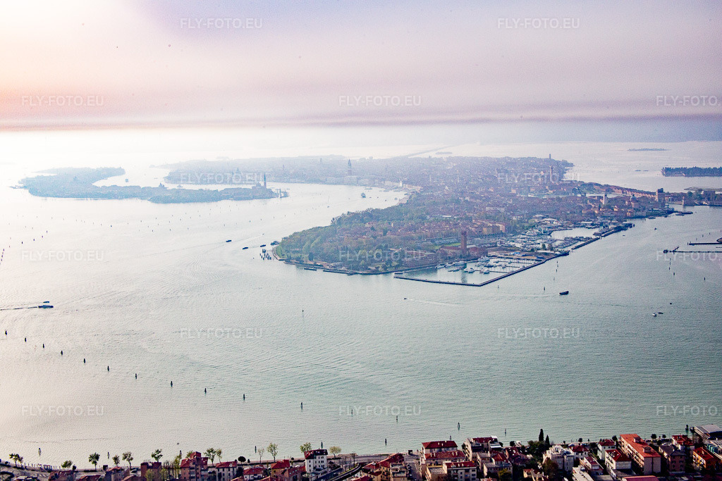 Vue aérienne: Vue de la ville à Venezia dans le département Vénétie, Italie. Photo: IMG_087512.jpg prise le 06/04/2016 par Werner Riehm/FLY-FOTO.euRésolution de l'original: 5472 x 3648 px
