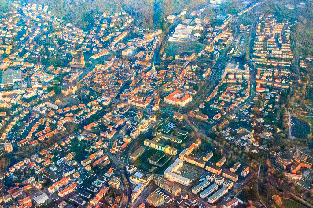 Luftbild: Stadtübersicht aus Südwesten mit Schloss Ettlingen in Ettlingen im Bundesland Baden-Württemberg in Deutschland. Foto: IMG_62079.jpg vom 31.01.2014 durch Werner Riehm/FLY-FOTO.deAuflösung des Originals: 4227 x 2818 pxSchloss | Ettlingen