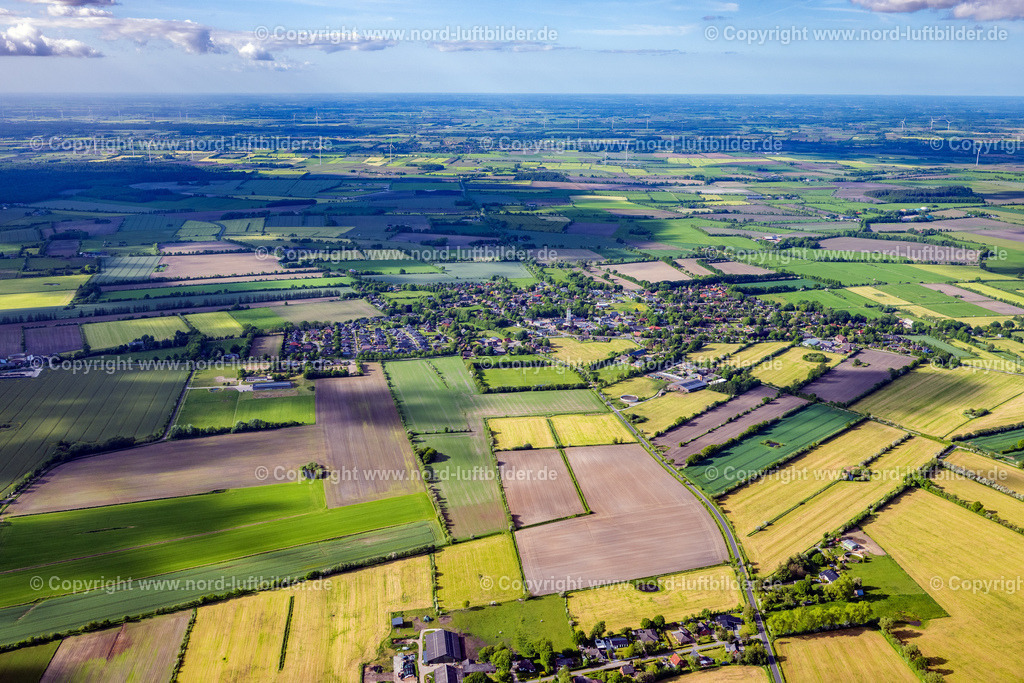 Achtrup_ELS_0602300523 | ACHTRUP 30.05.2023 Ortsansicht am Rande von landwirtschaftlichen Feldern und Nutzflächen in Achtrup im Bundesland Schleswig-Holstein, Deutschland. // Village view on the edge of agricultural fields and land in Achtrup in the state Schleswig-Holstein, Germany. Foto: Martin Elsen