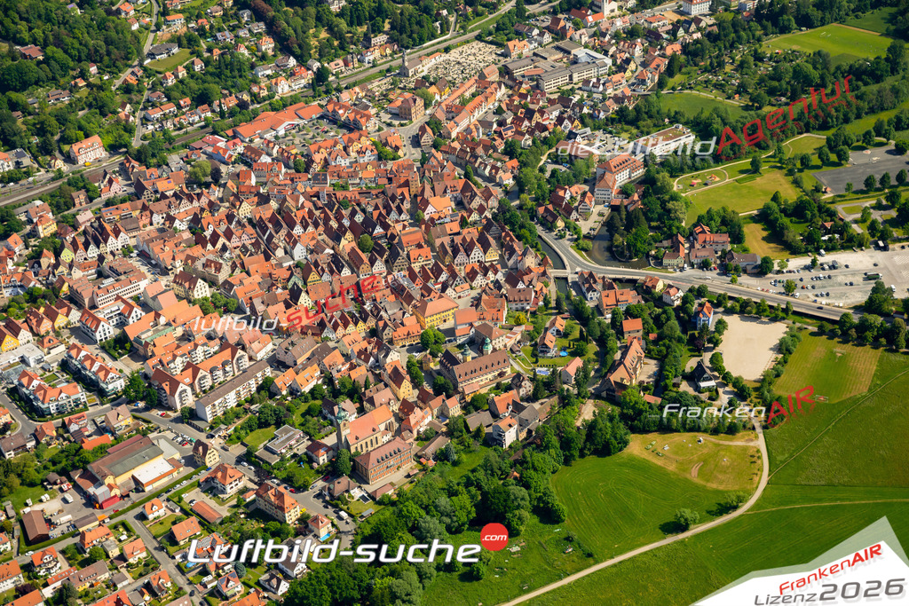 Das Luftbild zeigt Altstadt Hersbruck - Die Luftaufnahme wurde 2023 vom UL-Flugzeug aus erstellt ( keine Drohne ) - Hochauflösende Luftaufnahme - Für grossformatige Ausdrucke geeignet. Die Geschenkidee !Mit Lizenz und Bildrechte bestellbar