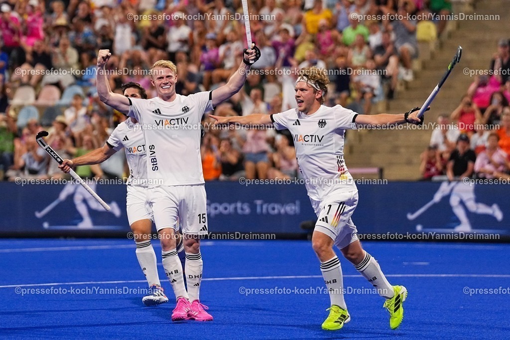 xydrx14082504009 | 14.08.2025, xydrx, Herren EuroHockey Championship 2025, Halbfinale, Deutschland - Spanien, Sparkassenpark Mönchengladbach: Torjubel nach dem Tor zum 3:1 für die Deutsche Feldhockey Nationalmannschaft durch Torschütze Thies Prinz (GER #11) zusammen mit Tom Grambusch (GER #15)