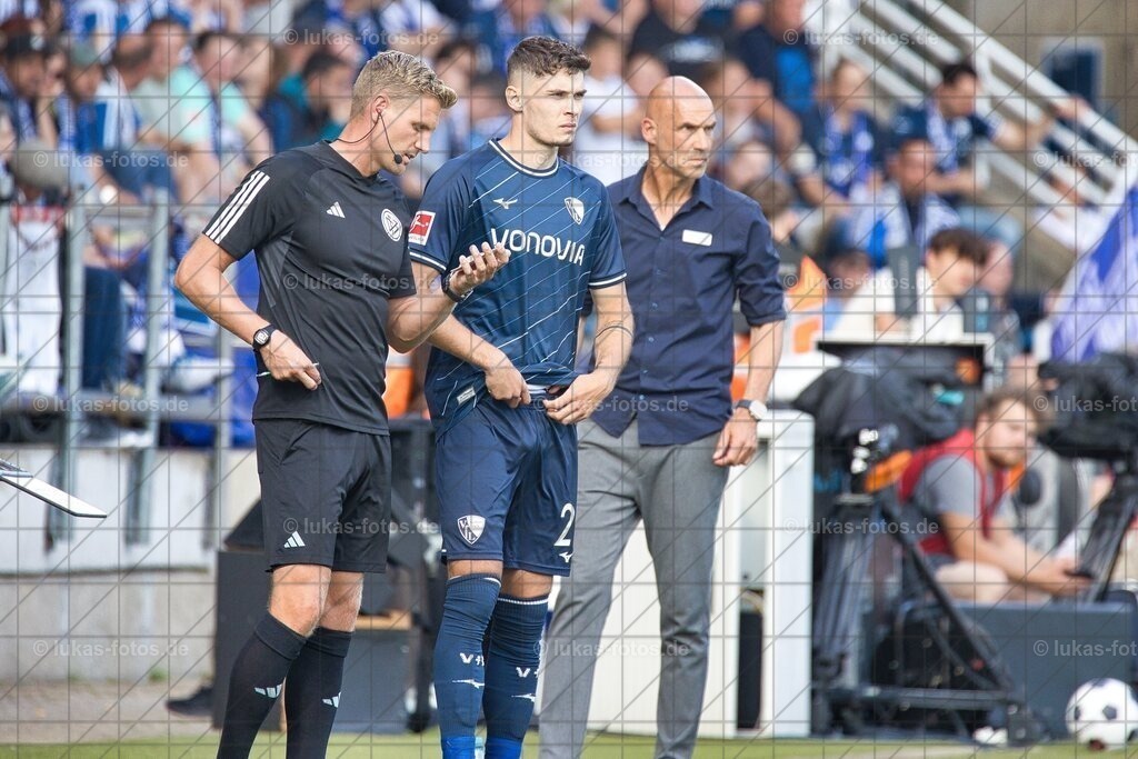 VfL Bochum - Borussia Dortmund 1:1 | Trainer Thomas Letsch wechselt Moritz Broschinski ein. Am 26. August 2023 kam der VfL Bochum in der 1. Bundesliga gegen Borussia Dortmund zu einem 1:1. - Realisiert mit Pictrs.com