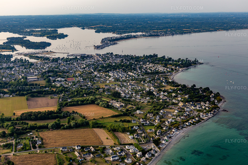 Aerial view: View of the town in Loctudy in the state Finistere, France. – Photo: IMG_132493.jpg taken on 06/17/2022 by Werner Riehm/FLY-FOTO.com – Resolution of the original: 5472 x 3648 px
